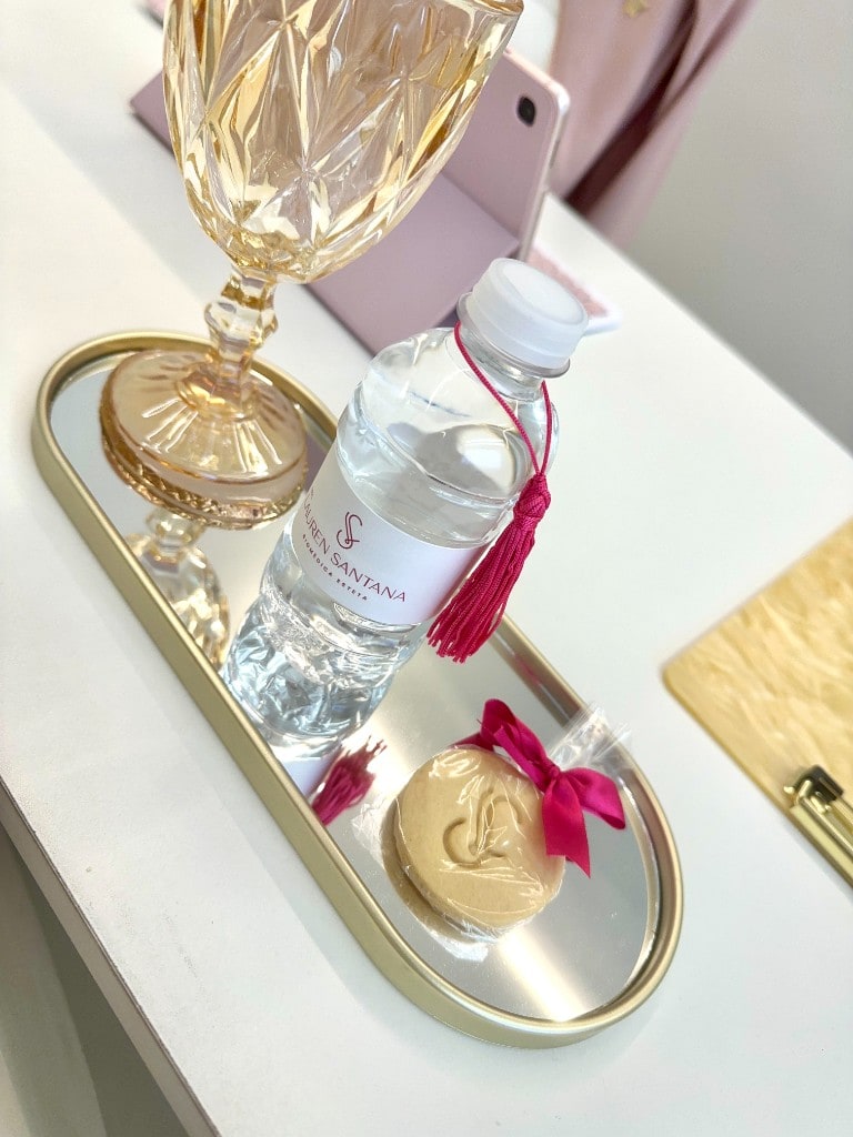 Detalhes da experiência do paciente com materiais personalizados da clínica.