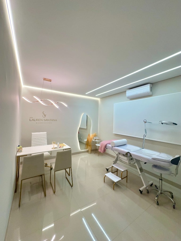 Sala de atendimento equipada para procedimentos estéticos.