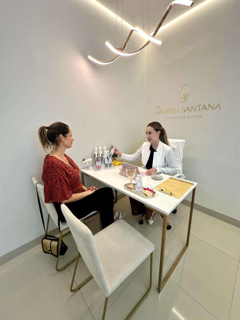 Consulta estética na clínica, com orientação personalizada e ambiente acolhedor.